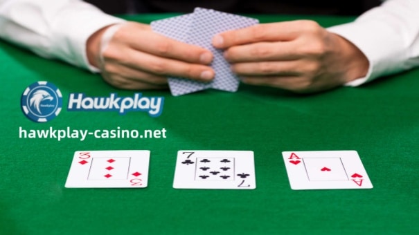 Ang Three Card Poker at Texas Hold'em ay dalawang sikat na laro ng poker sa Hawkplay na may ilang mga kakaibang tampok. Sa isang direktang paghahambing ng Three Card Poker vs. Texas Hold'em, ang pinakamalaking pagkakaiba ay ang house edge sa pagitan ng dalawang laro. Higit na partikular, ang una ay may gilid ng bahay, habang ang huli ay walang ganoong elemento.